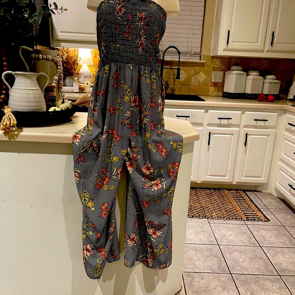 Women’s Sleeveless Jumpsuit.
